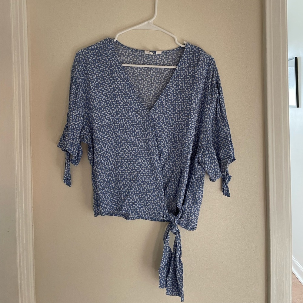Gap floral wrap top